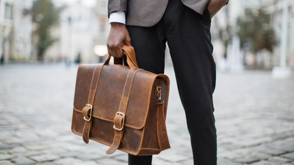 How to Wear Leather Messenger Bag With Street Clothes: Stylish Tips