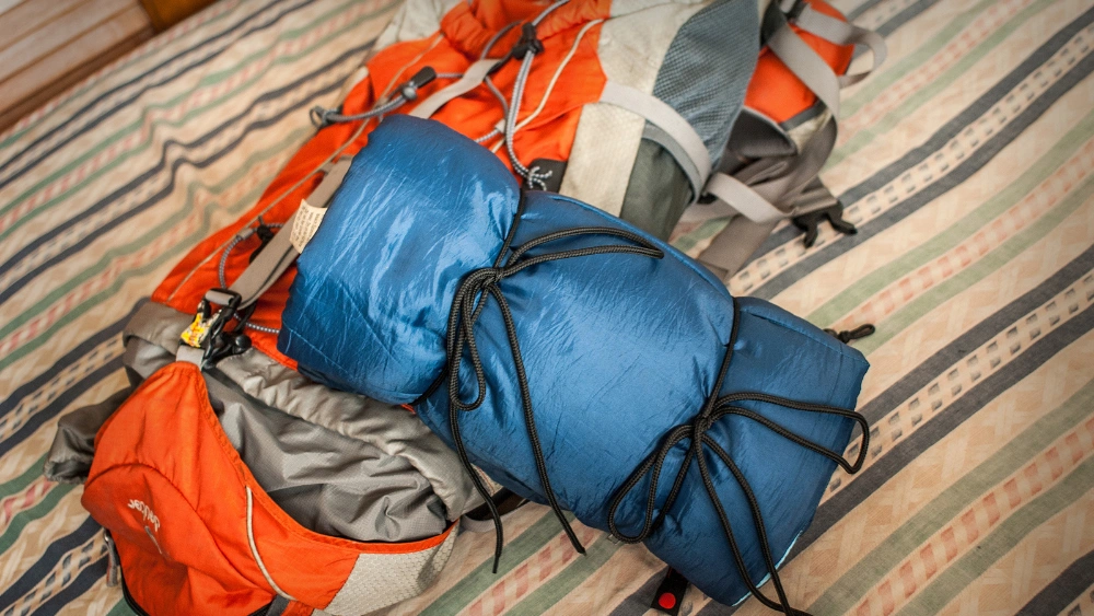 How to Tie Sleeping Bag to Backpack: Easy Steps for Secure Packing